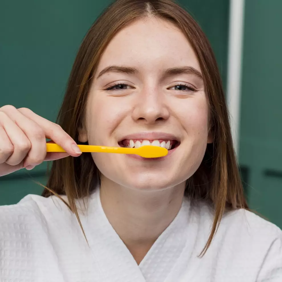 Cara rontokan karang gigi pakai pasta gigi dari 1 jenis tanah, bikin senyum lebih kinclong