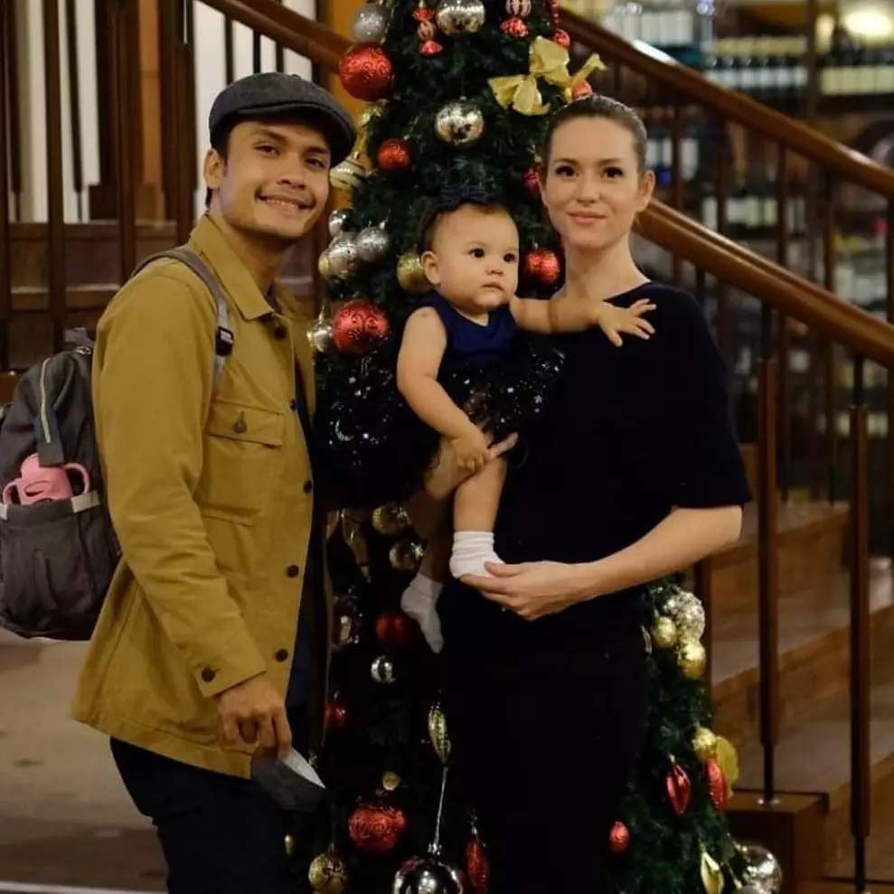 Bahagia dikaruniai anak kedua, begini 8 momen persalinan istri aktor Randy Pangalila