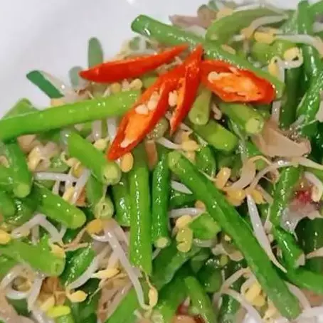 Nggak sampai 5 menit, ini cara masak tumis kacang panjang agar tetap hijau cerah dan bertekstur renyah