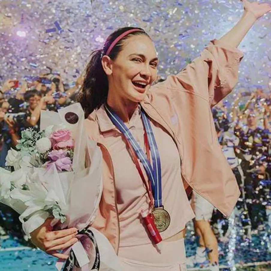 Menang di Lagi-lagi Tenis, momen manis Maxime Bouttier kasih bunga ke Luna Maya ini bikin baper