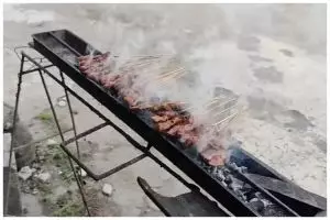 Bikin makin wangi dan cepat matang, ini cara memperbanyak asap saat bakar sate cuma tambah 2 bahan