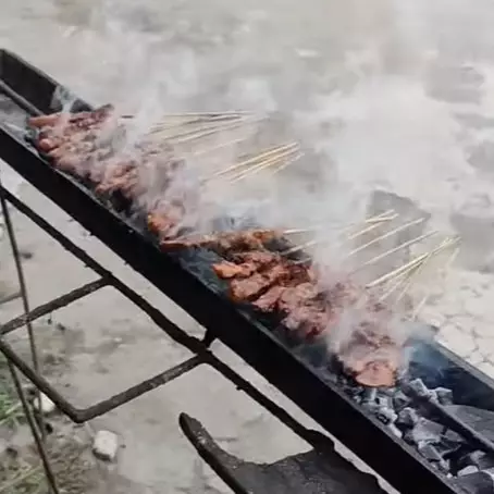 Bikin makin wangi dan cepat matang, ini cara memperbanyak asap saat bakar sate cuma tambah 2 bahan