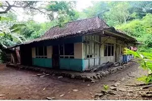 Keluarga nekad tinggal di kampung mati tengah hutan, 9 potret rumahnya ini sederhana namun rapi