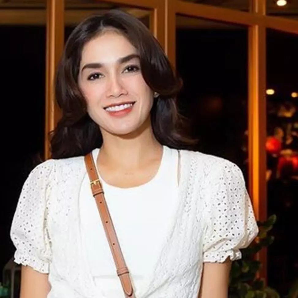 Bukti makeup bisa mengubah wajah, potret 7 seleb usai dandan ini malah mirip artis lain