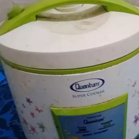 Tanpa perlu bahan tambahan, ini trik memasak nasi di rice cooker agar tidak mudah basi dan berair