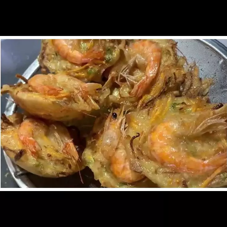 Cara bikin bakwan udang agar renyah, tak menyerap banyak minyak, dan tidak lepas saat digoreng