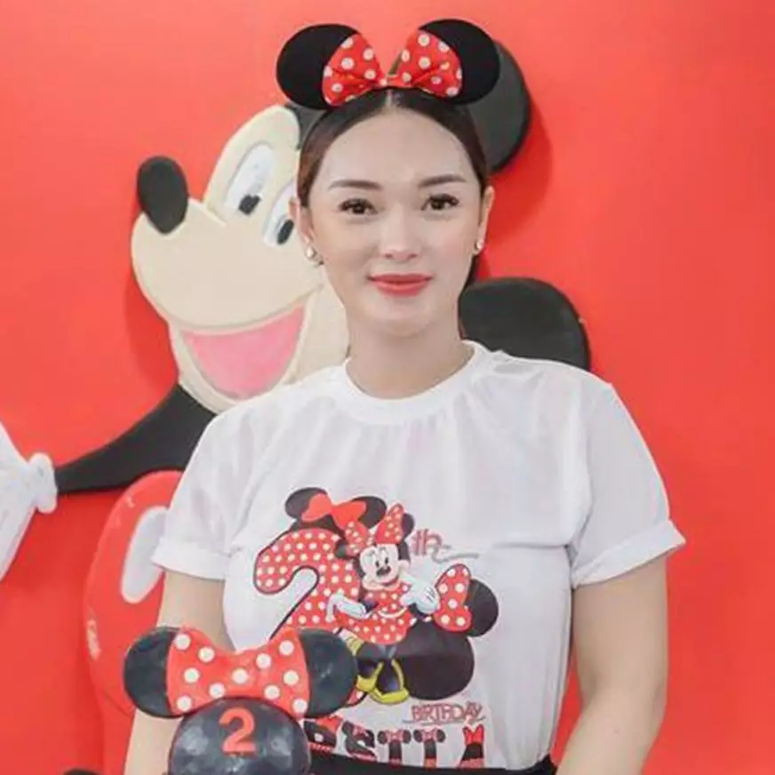 Momen 7 pedangdut hadiri wisuda sang anak, Zaskia Gotix bak kakak adik bareng putri sambungnya