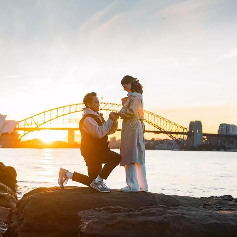 9 Tahun pacaran, ini 7 momen Anthony Sinisuka Ginting lamar Mitzi Abigail di Australia