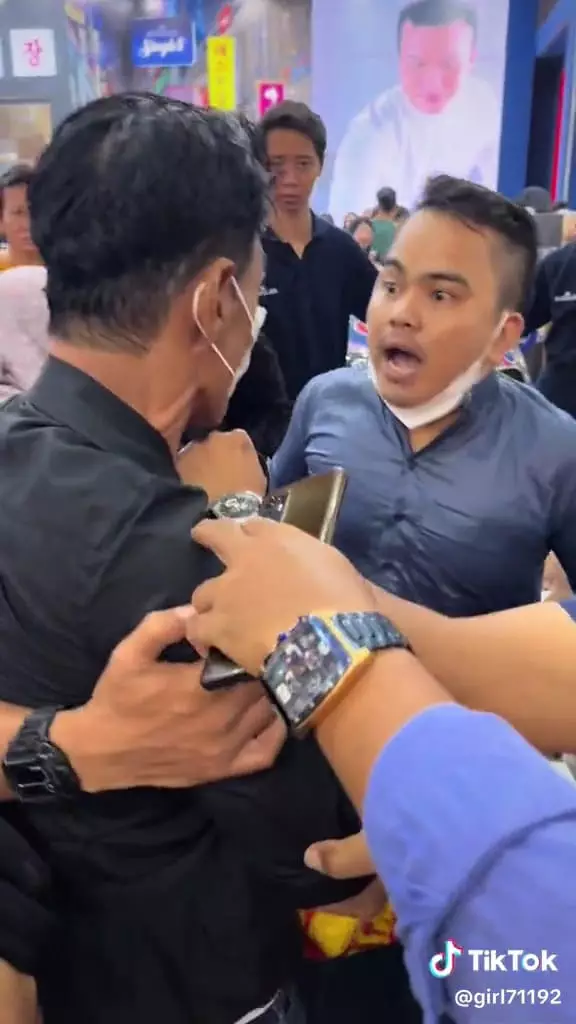 Pria bergamis biru tangkap copet di PRJ © TikTok Pria bergamis biru tangkap copet di PRJ © TikTok