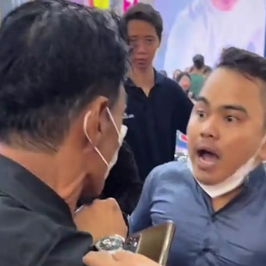 Aksi penangkapan pasutri pencopet ponsel di PRJ oleh pria bergamis biru, sempat tak mau ngaku