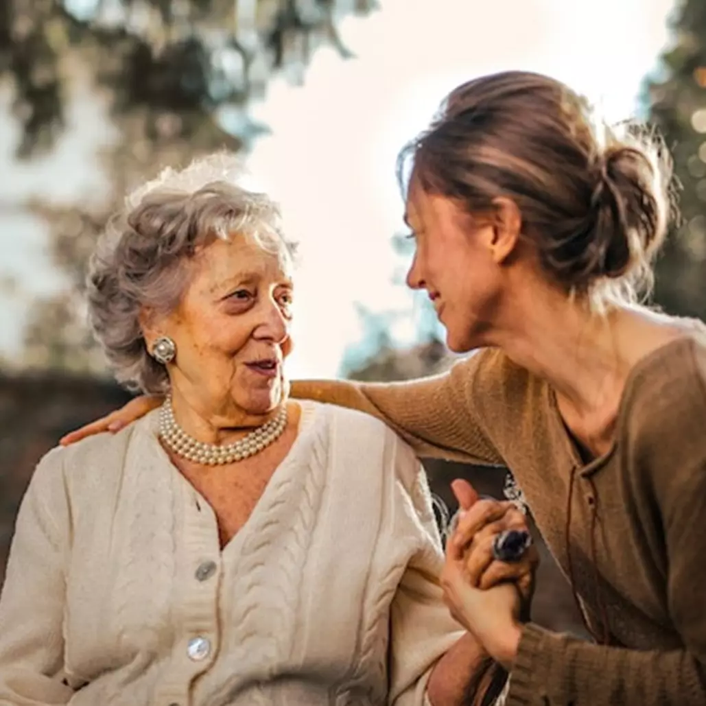 Contoh sikap rendah hati di kehidupan sehari-hari, salah satunya suka menolong orang lain