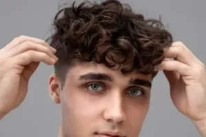 Tak perlu smoothing, ini trik melemaskan rambut keriting pria pakai 1 bahan masakan