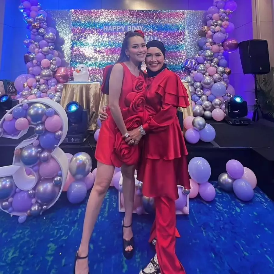 momen boy william beri kejutan kue untuk ayu ting-ting jadi sorotan © berbagai sumber