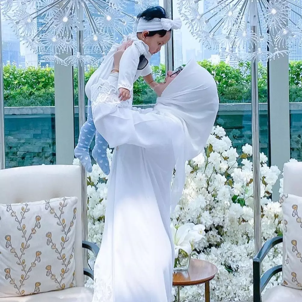 Pesona keibuannya terpancar, ini potret 9 kebersamaan Syahrini bareng keponakan