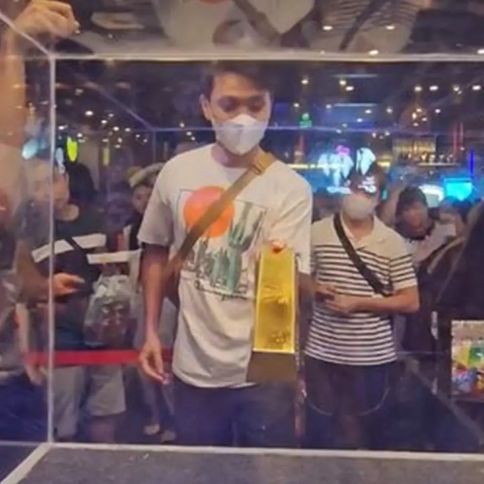 Detik-detik pria berhasil keluarkan emas 7 kg dari kotak berlubang kecil di PRJ, segini hadiahnya