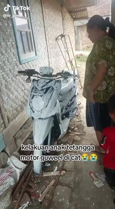 Bocah cilik jail ke tetangga © TikTok Bocah cilik jail ke tetangga © TikTok