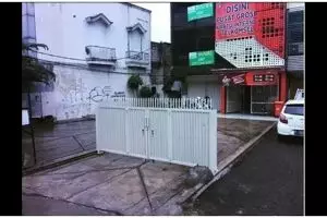 13 Potret kocak pagar depan rumah ini desainnya bikin geleng kepala, nggak sesuai fungsinya