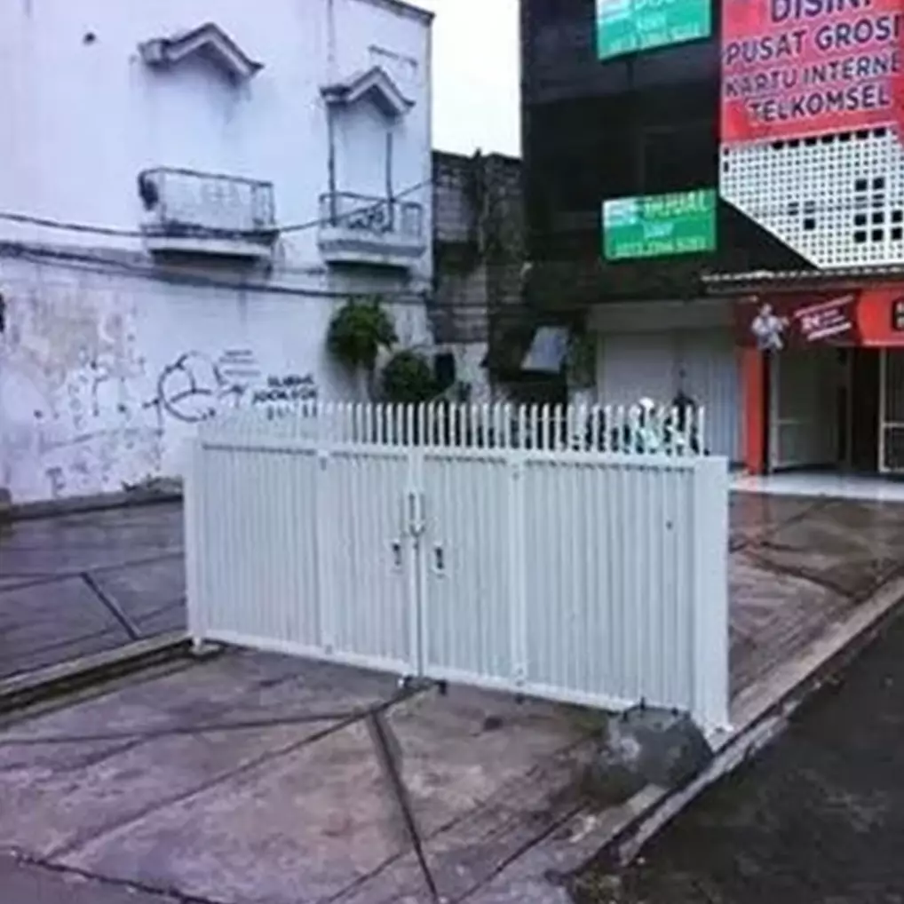 13 Potret kocak pagar depan rumah ini desainnya bikin geleng kepala, nggak sesuai fungsinya