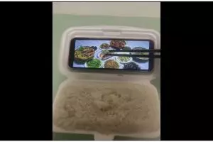 11 Potret kocak makan saat akhir bulan ini lauknya pakai khayalan, relate nggak nih?