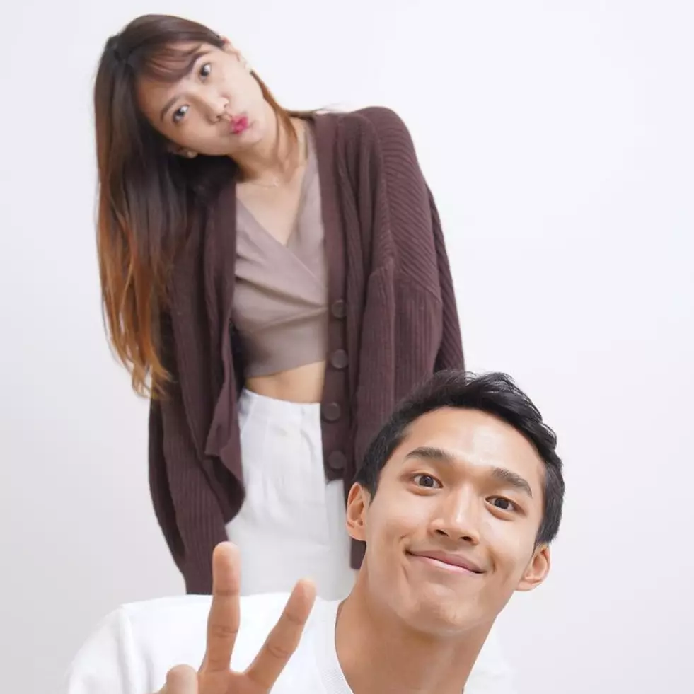 Momen lamaran 9 atlet bulu tangkis, Anthony Ginting pamer beri cincin ke tunangan di Australia