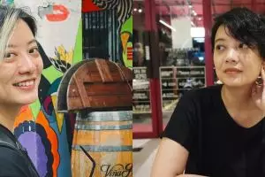 Sempat ungkap tak ingin nikah, potret Leony bareng pria bule diduga kekasih barunya ini curi atensi