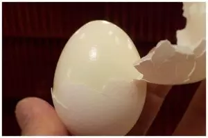 Bukan direndam air, ini trik antimainstream agar telur mudah dikupas usai direbus