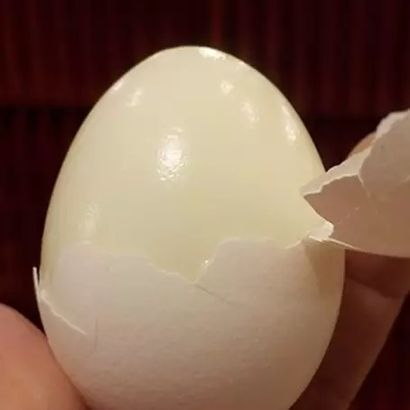 Bukan direndam air, ini trik antimainstream agar telur mudah dikupas usai direbus