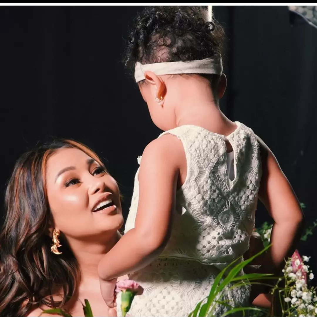 Mutia Ayu akhirnya pamerkan wajah sang putri, 10 potret kebersamaannya ini bak pinang di belah dua