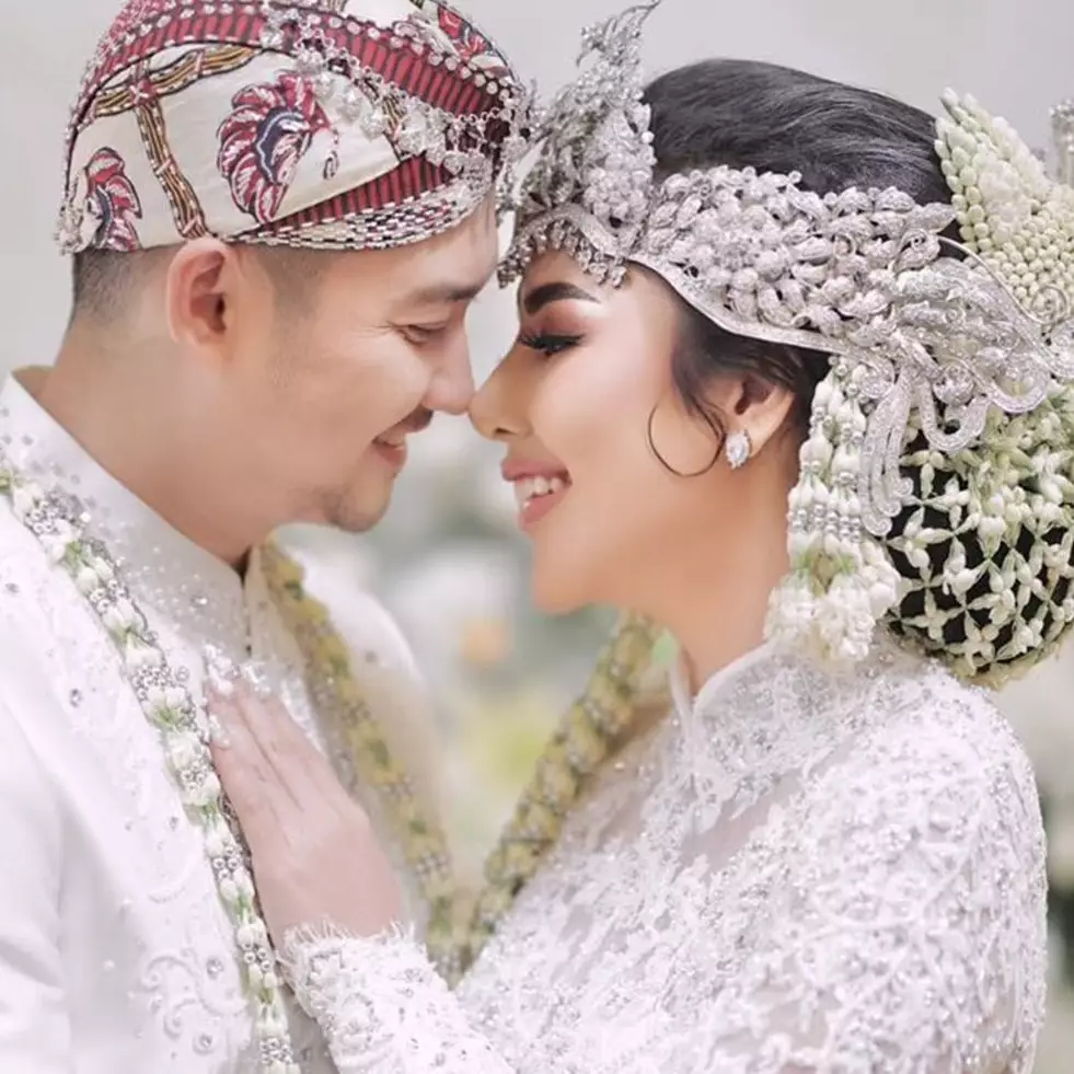 Disindir Dewi Perssik nikah pakai duit istri, ini 9 potret seserahan pernikahan Angga Wijaya