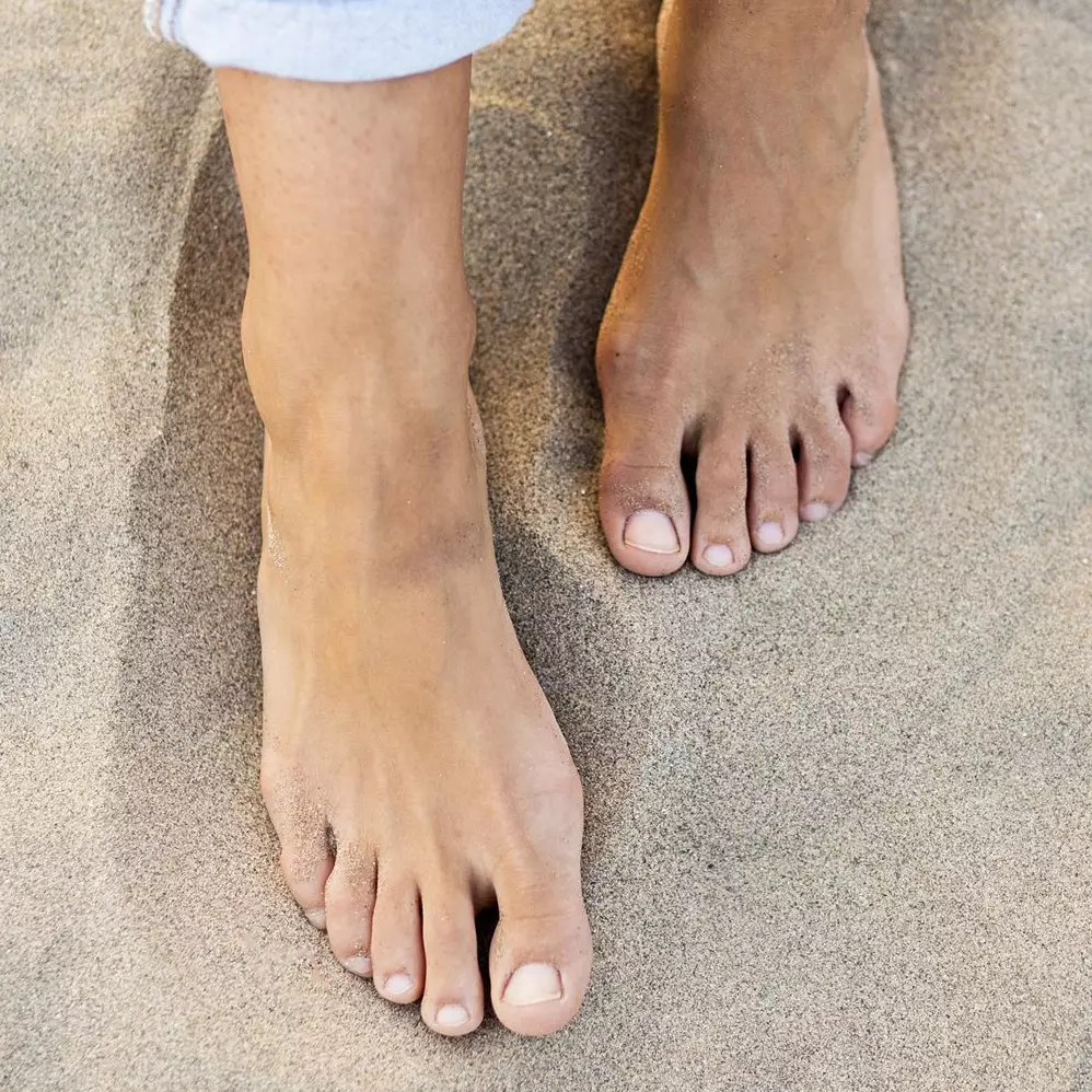 Tanpa kombinasi body scrub dan lotion pemutih, ini trik ratakan warna kulit kaki pakai 2 bahan minuman