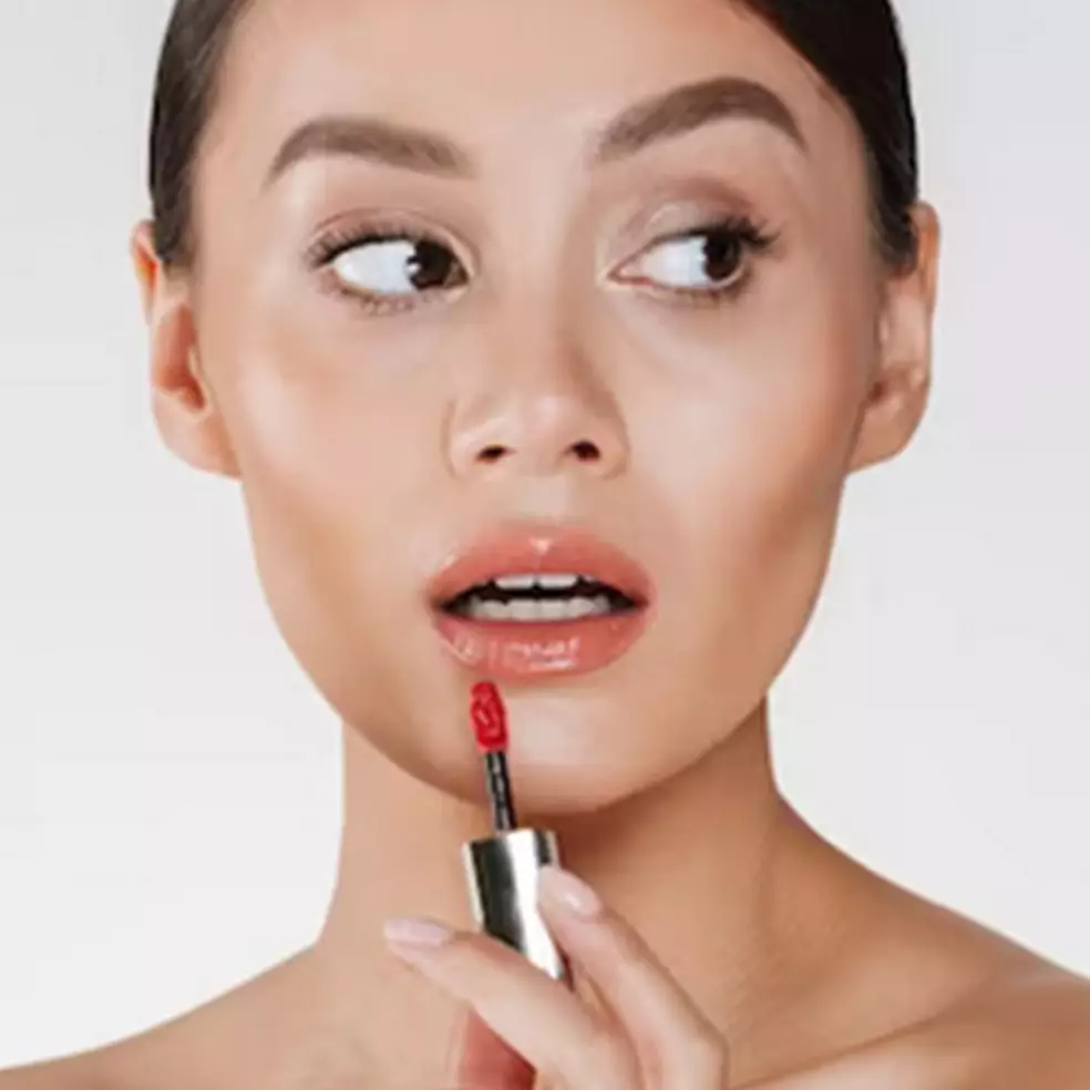 Bibir jadi fresh dan cerah tanpa banyak modal, ini trik membuat lip and cheek tint cuma pakai 1 bunga