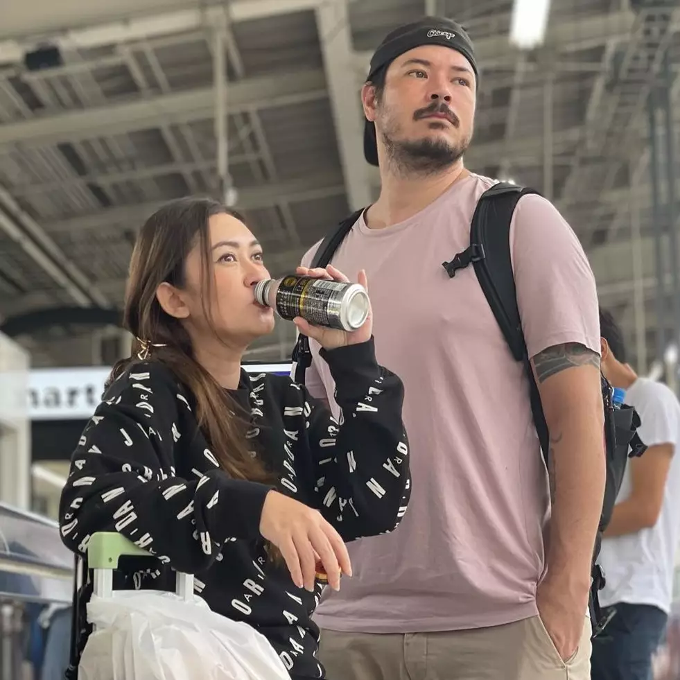 7 Seleb ini liburan bareng meski sudah cerai, tak segan ajak pasangan baru