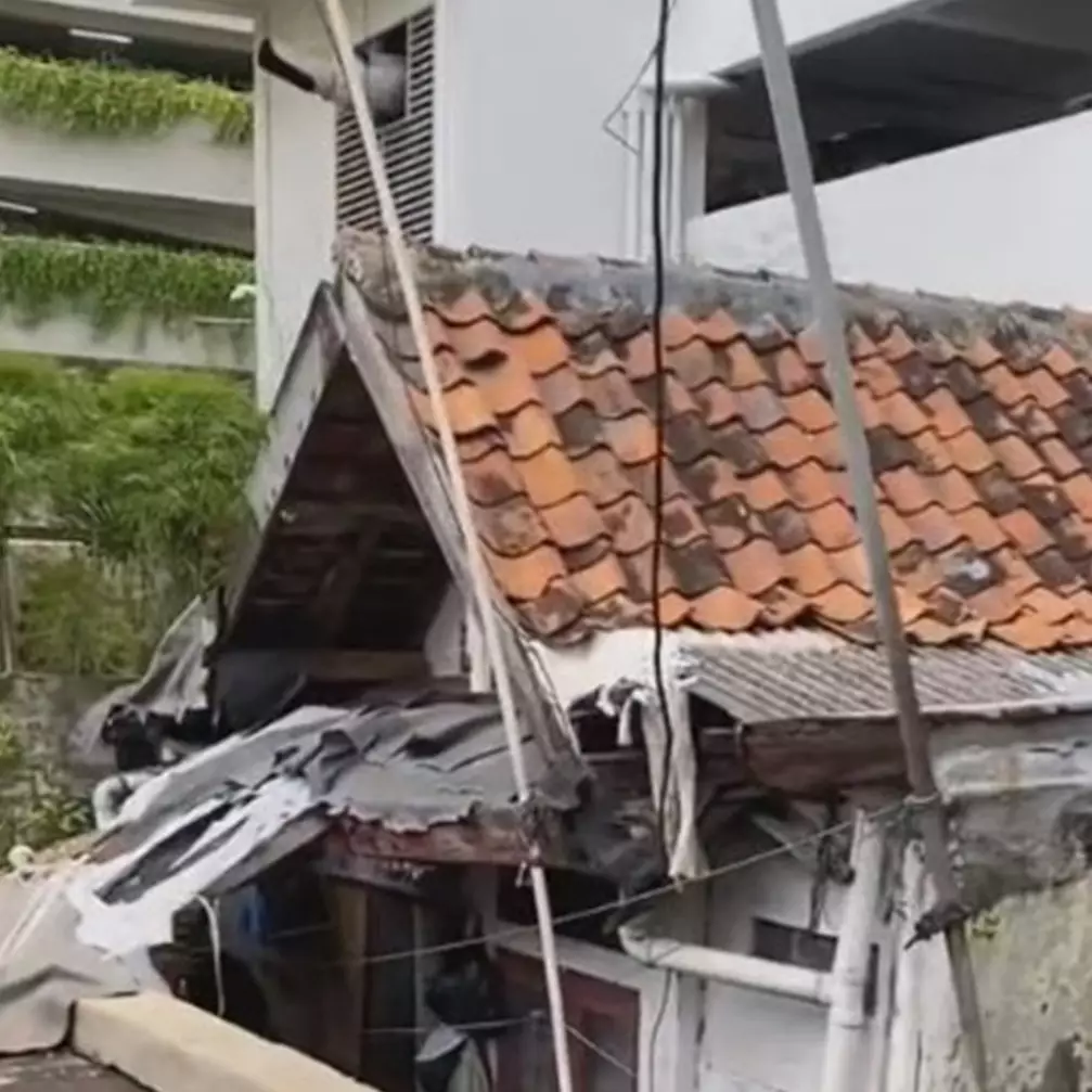 Ditawar Rp 2,5 miliar, ini 7 penampakan rumah tua berusia 88 tahun berdiri di tengah apartemen mewah