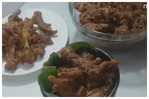 Bukan pakai daun jambu biji atau daun jati, ini cara bikin gudeg ceker yang empuk dan cokelat pekat