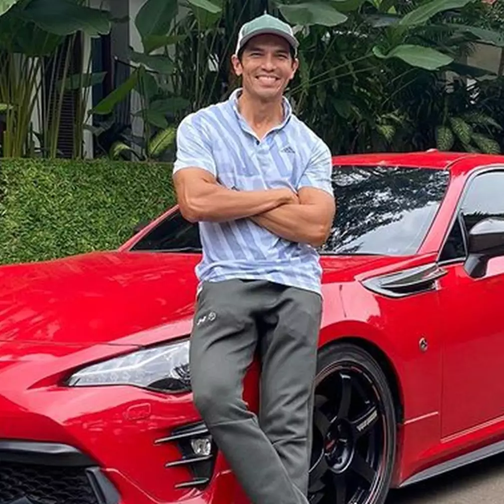 11 Seleb ini tak malu naik angkutan umum meski kaya raya, Adrian Maulana disebut artis kere