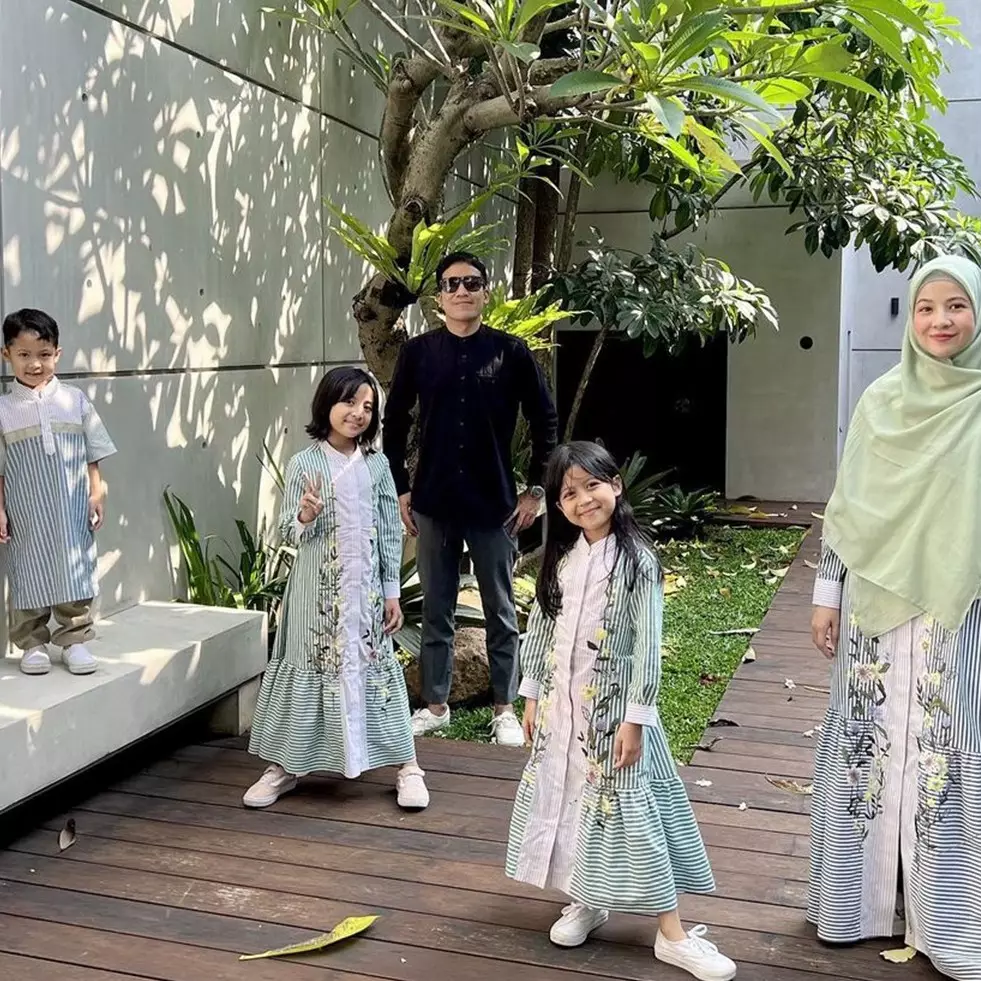 Tetap kompak meski sudah cerai, begini 11 potret Desta dan Natasha Rizki ajak ketiga anaknya liburan