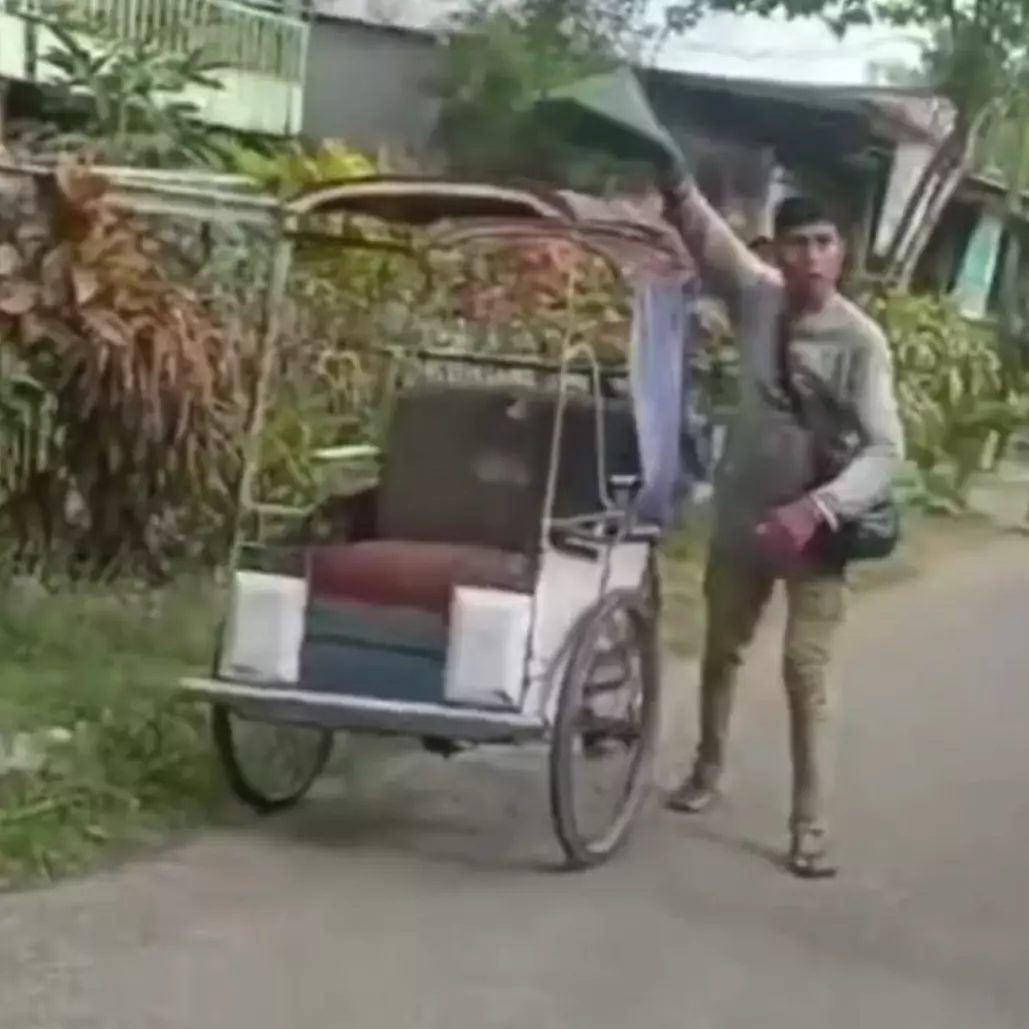 Pilunya tukang becak ini, orang tua baru meninggal kini rumahnya pun terbakar