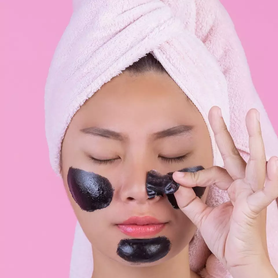 Kulit jadi bersih dan glowing, begini trik hilangkan komedo di dagu hanya pakai 1 bahan minuman