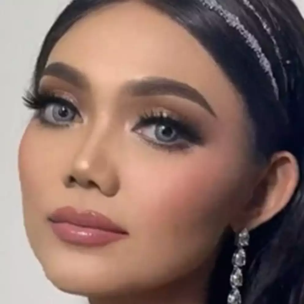 Hasilnya flawless bak Barbie, intip 7 trik makeup bold ala Rina Nose