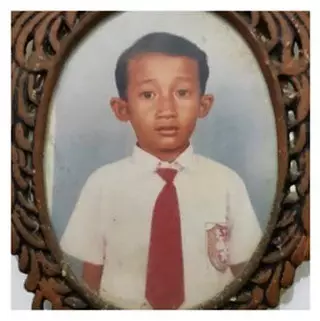 bocah rambut klimis kini jual nasi © berbagai sumber