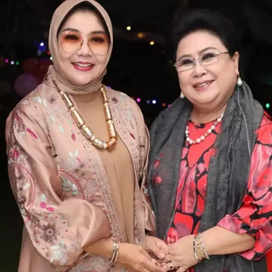 Besan rasa sahabat, 9 potret kompak ibu dan mertua seleb ini sukses tuai pujian