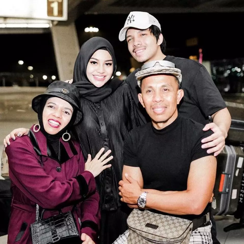 Aurel Hermansyah bikin konten bareng ibu dan mertua, keharmonisan bareng ketiga nenek Ameena dipuji