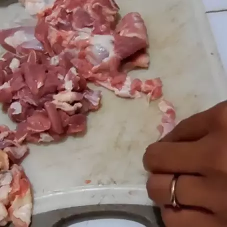 Tanpa pakai sabun, ini trik hilangkan bau prengus daging kambing di tangan cuma pakai 1 bahan dapur