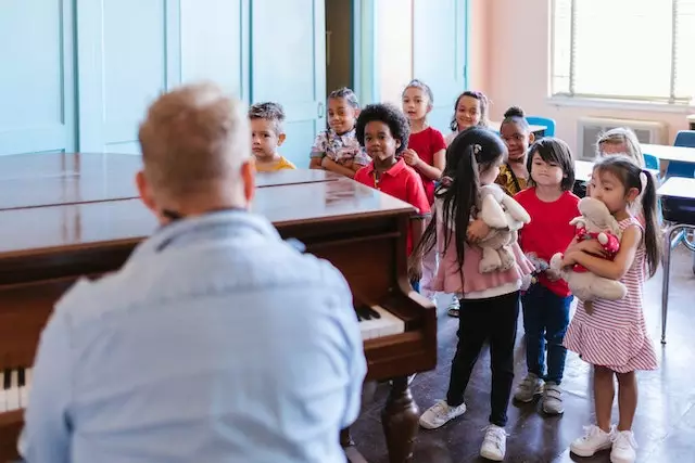 Contoh bentuk sikap toleransi di dalam kelas © 2023 brilio.net Contoh bentuk sikap toleransi di dalam kelas © 2023 brilio.net
