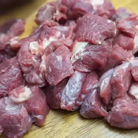 Tanpa nanas atau daun pepaya, ini cara marinasi daging pakai 3 bumbu dapur agar lebih cepat empuk