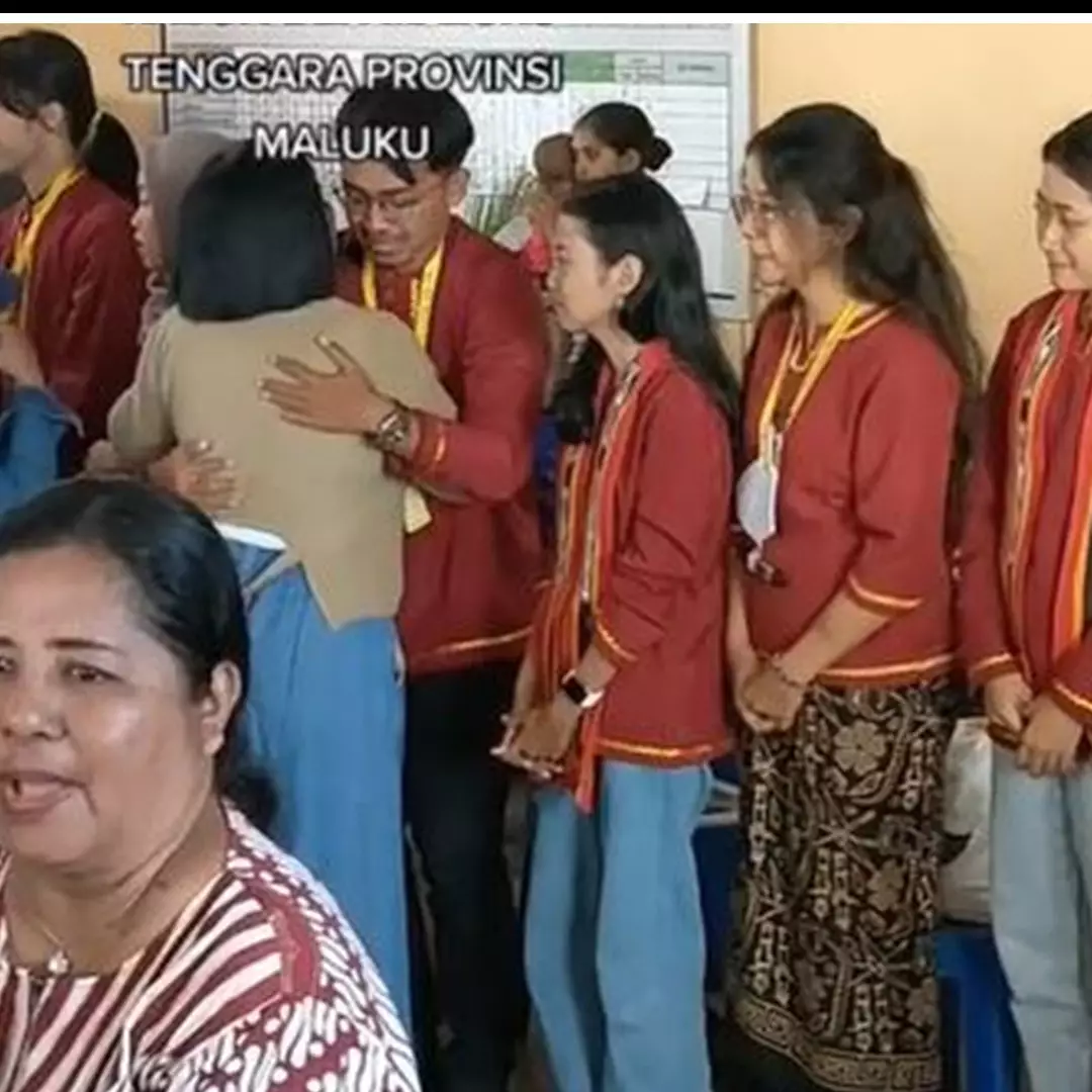 Warga sekampung di Maluku menangis melepas kepergian mahasiswa KKN UGM, sudah dekat bak keluarga