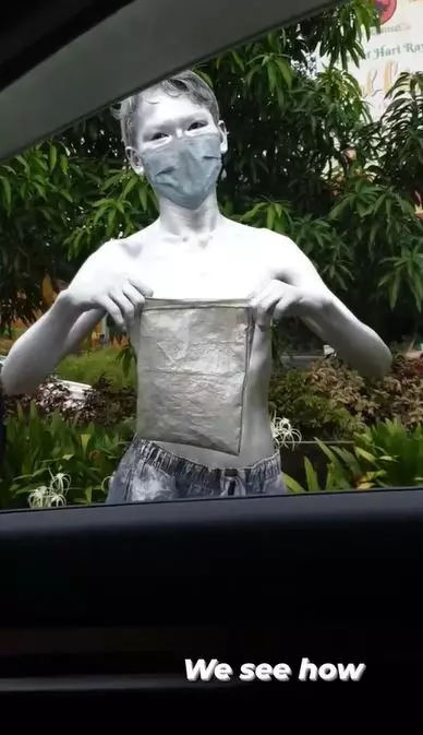 manusia silver ditawari kerja saat ngemis di lampu merah TikTok