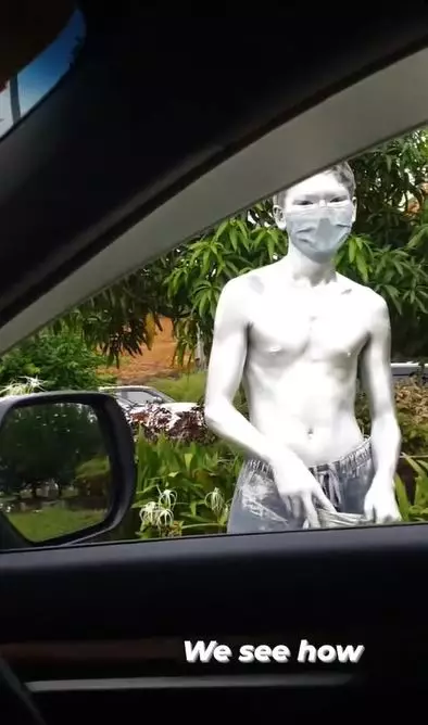 manusia silver ditawari kerja saat ngemis di lampu merah TikTok