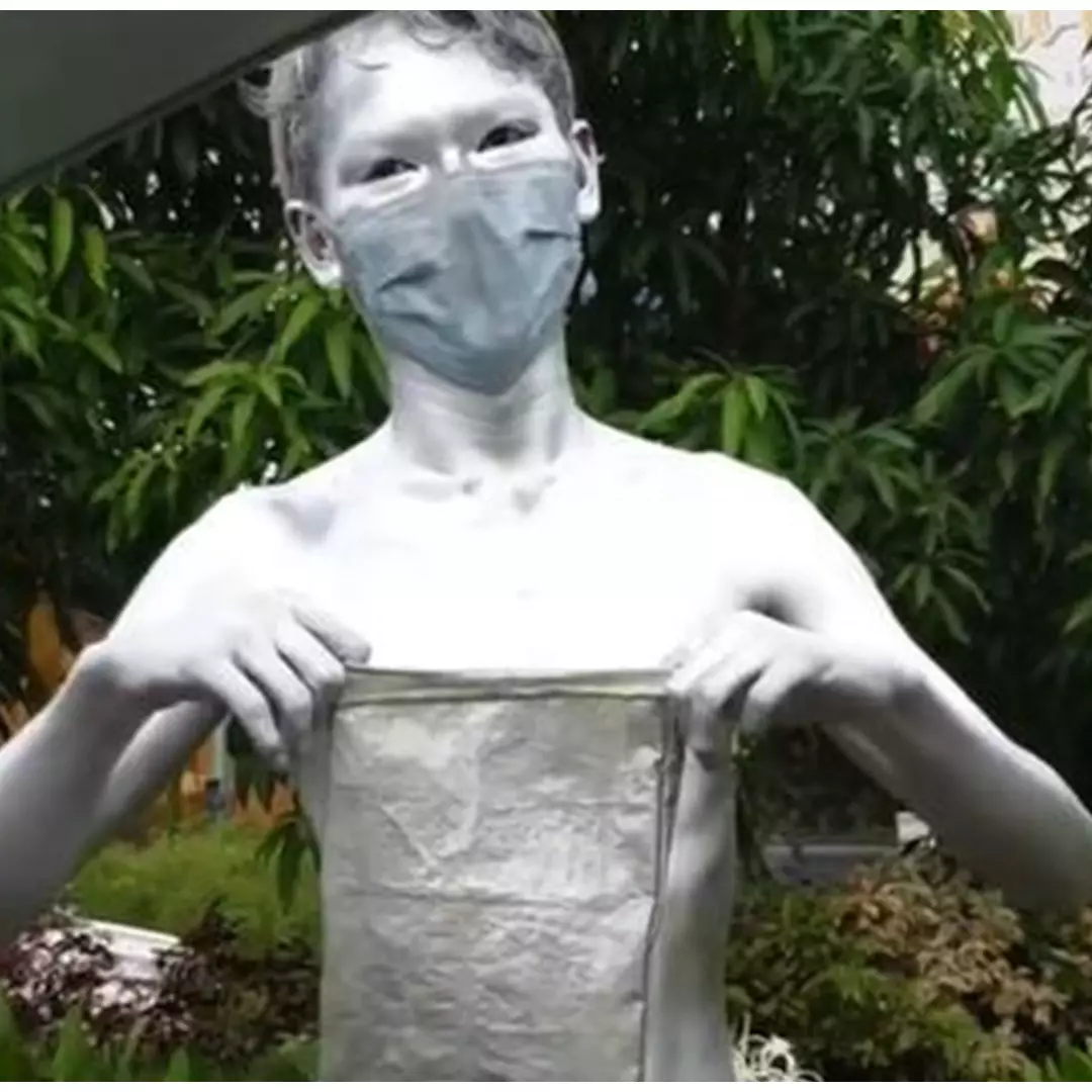 Manusia silver ditawari kerja saat meminta-minta di lampu merah, kini senang jadi housekeeping