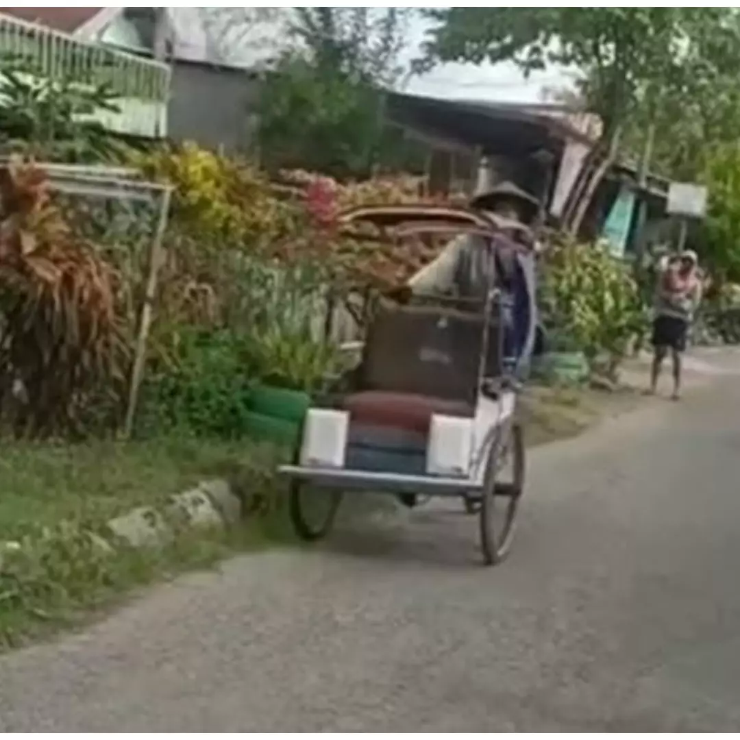Kisah pilu tukang becak pulang kerja temukan rumahnya habis dilalap api, banjir doa dan donasi